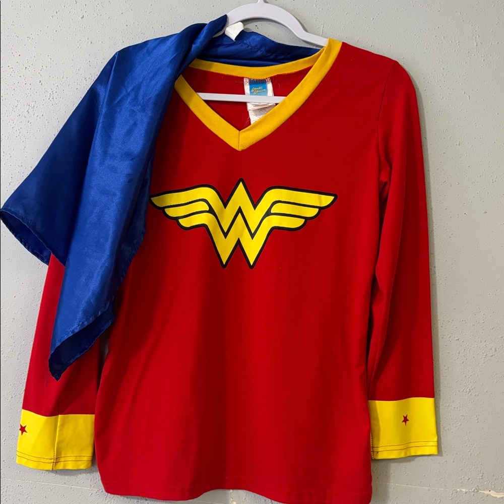 Red Wonder Woman Long Sleeve Shirt size Small with Cape (Pre-Owned)